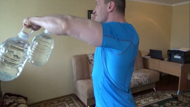 Тренировка для рук пятилитровой бутылкой