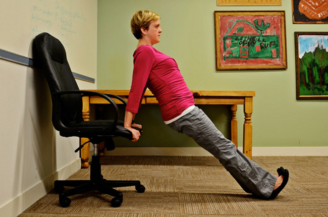 Упражнения для пресса в офисе на стуле